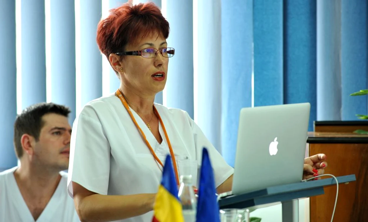 
    Medicul Laura Constantinescu se crede Dumnezeu, astfel că decidea cine trăiește și cine nu  