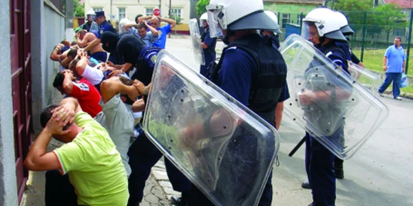 Jandarmii bihoreni au pus la zid astăzi zeci de tineri care au jucat roluri de suporteri violenţi, în cadrul unui exerciţiu