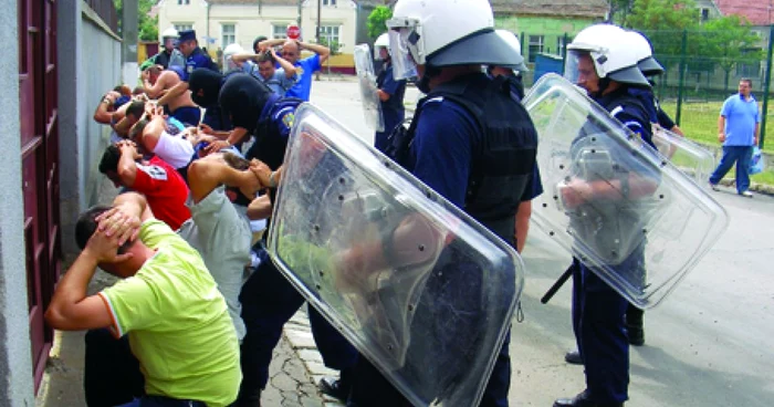 Jandarmii bihoreni au pus la zid astăzi zeci de tineri care au jucat roluri de suporteri violenţi, în cadrul unui exerciţiu