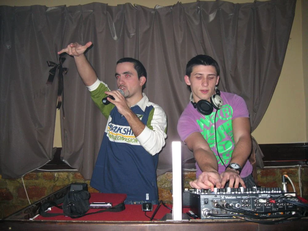 MC Liv şi DJ Bury, surprinşi la "datorie"
