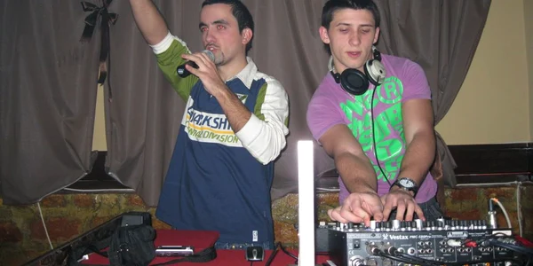 MC Liv şi DJ Bury, surprinşi la "datorie"