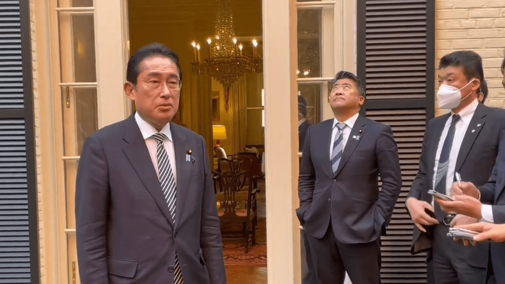 Politician japonez, certat de mama sa pentru că a stat cu mâinile în buzunare. I-a spus că îi este rușine cu el VIDEO