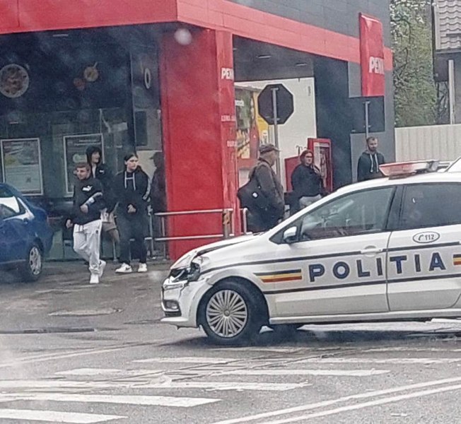 Mașină de Poliție, tamponată de un șofer care ieșea dintr-o parcare Penny. Sancțiunea primită