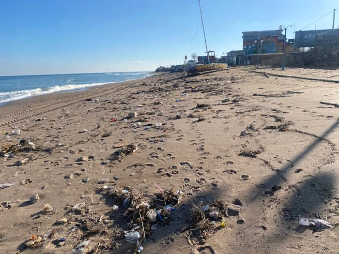 Gunoaiele rămase în urma furtunii de la Marea Neagră FOTO Antonia Ispas