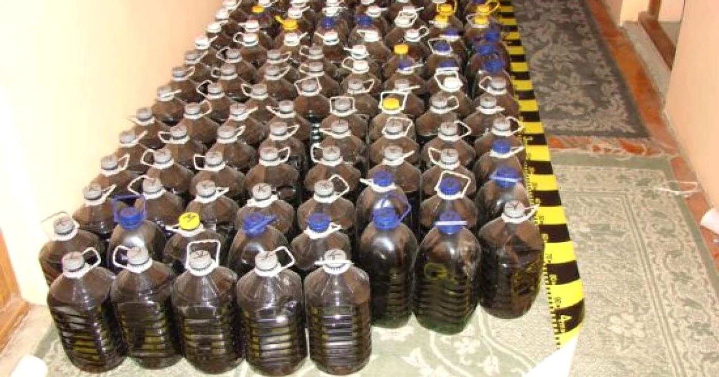 Aproape 2.400 de litri de alcool au fost găsiţi în locuinţa bărbatului