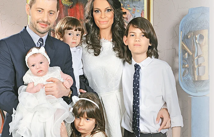 Anca Serea, alături de soţul ei, Adi Sână, şi de cei patru copii