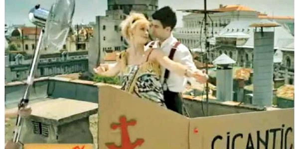 Paul Ipate şi Ioana Blaj, într-una din reclamele Vodafone