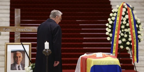 Rude şi apropiaţi ai omului politic Radu Campeanu îi aduc acestuia un ultim omagiu în holul Senatului României în Bucureşti 22 octombrie 2016 FOTO Inquam Photos Adel Al Haddad