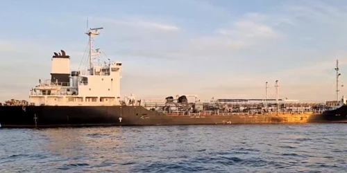 Armata ideologică a Iranului, a sechestrat miercuri o navă suspectată de contrabandă cu combustibil FOTO: X/@ShanghaiEye