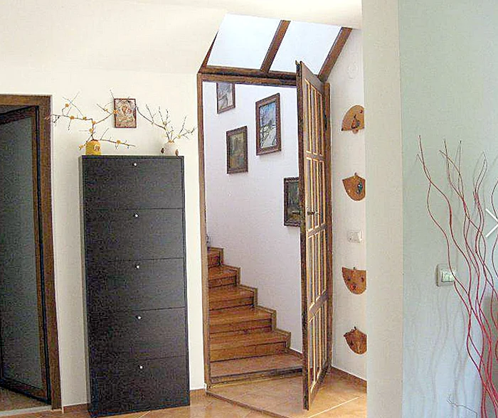 Locuinţa cu etaj şi garaj are dotări moderne