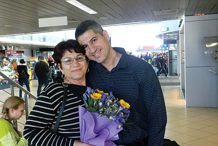 Mama lui Laurenţiu Cârstea e stabilită în Statele Unite