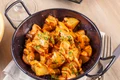 Cartofi picanti cu sos aioli  Sursa foto shutterstock 594766565 jpg