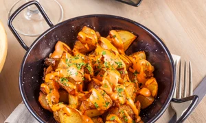 Cartofi picanti cu sos aioli  Sursa foto shutterstock 594766565 jpg