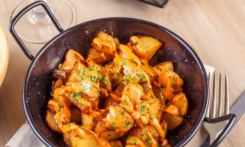 Cartofi picanti cu sos aioli  Sursa foto shutterstock 594766565 jpg