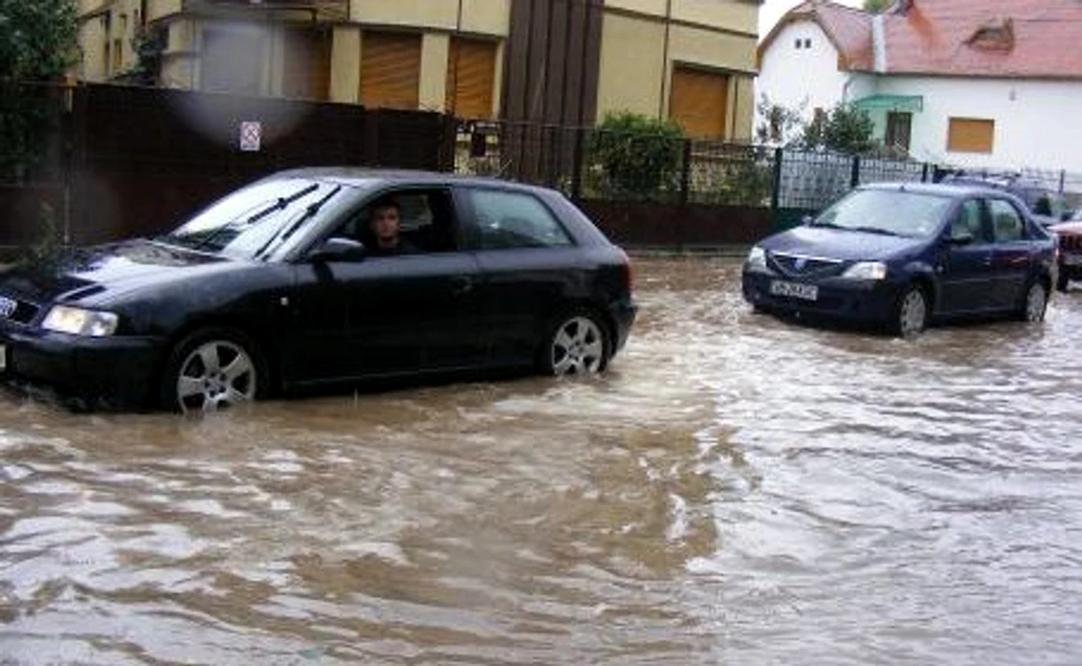 
    Inundaţii pe strada Mihai Viteazul  
