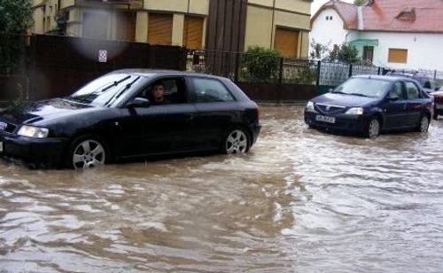 Inundaţii pe strada Mihai Viteazul