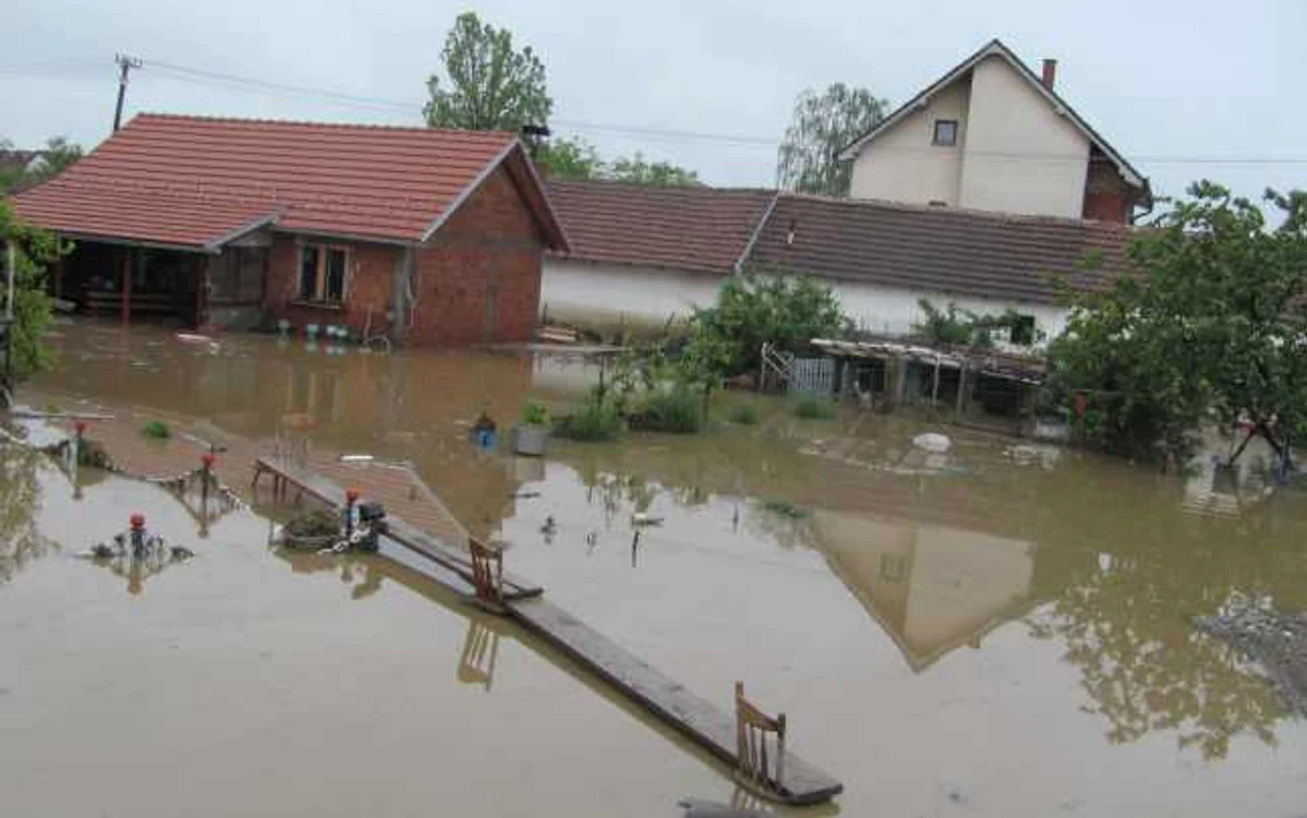 Inundaţiile au făcut prăpăd în Serbia şi Bosnia