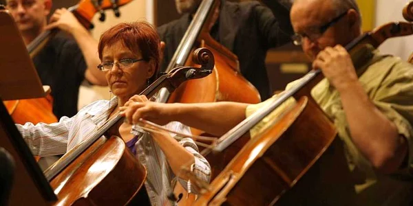Muzicienii de la Filarmonică îşi cer drepturile în instanţă