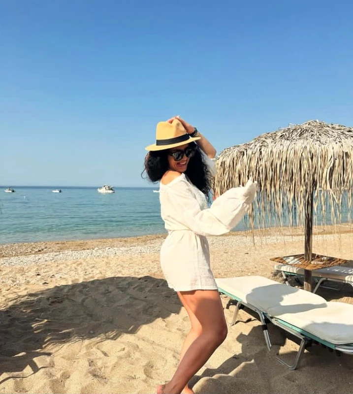 Doinița Oancea, acoperită la plajă cu pareo Foto: Instagram 