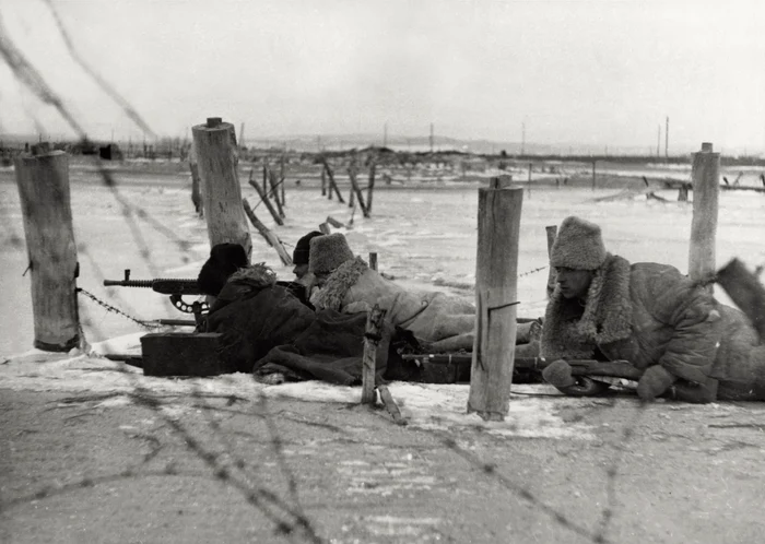 Soldați români într-un câmp de sârmă ghimpată la Stalingrad