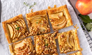 Tarta cu mere si nuca  Sursa foto shutterstock 2192419435 jpg