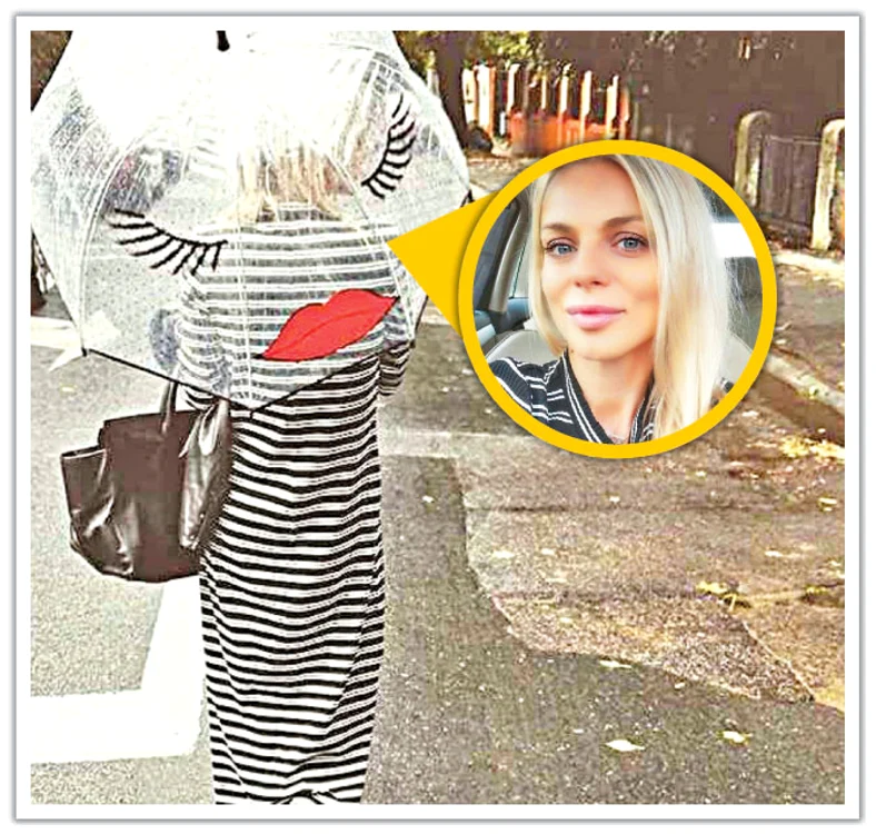
    Jojo s-a ascuns sub o umbrelă cu imprimeu amuzant  