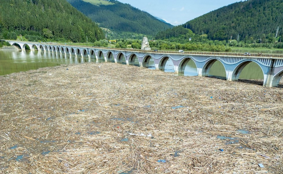 Imagini dezolante de la Barajul Bicaz, unde mai multe tone de lemne, aduse de viitură, au acoperit lacul