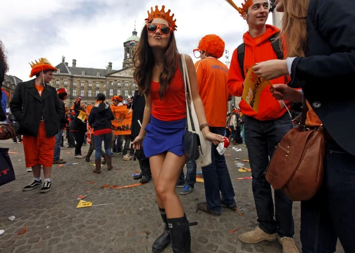 Olandezii l-au celebrat pe străzi pe noul rege Willem Alexander. (Foto: Reuters)