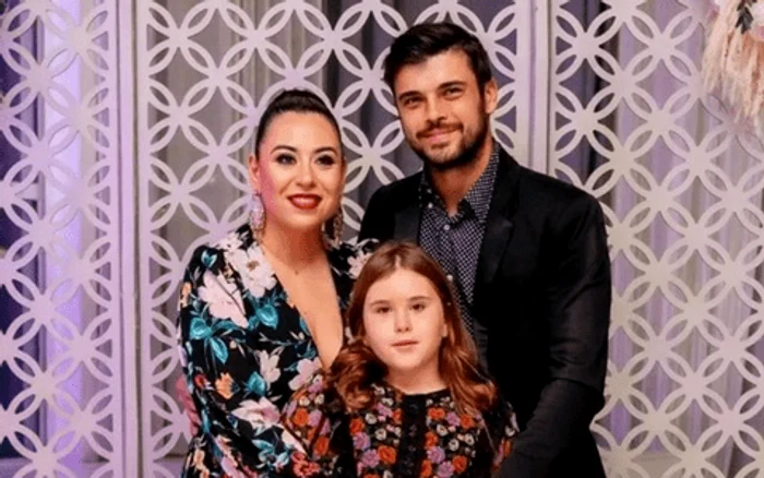Isabela alături de părinții săi / foto: Social media