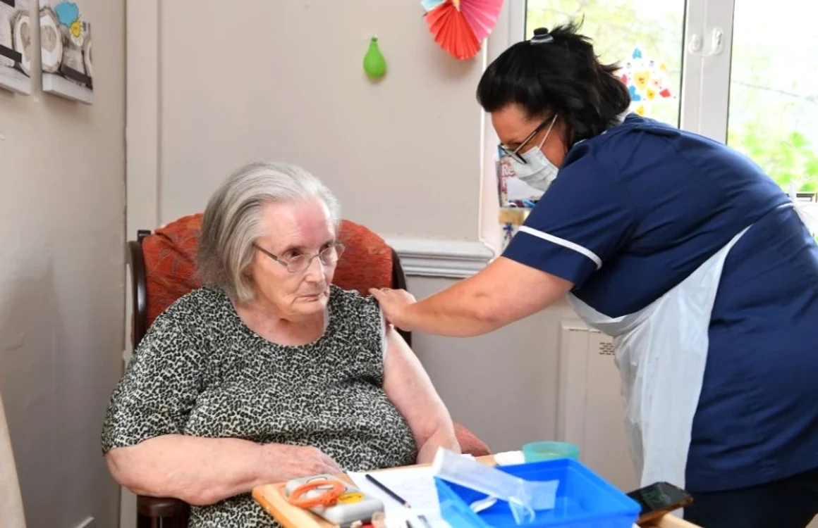 O bunicuță de 85 de ani este prima britanică vaccinată anti-COVID-19 cu cea de a treia doză
