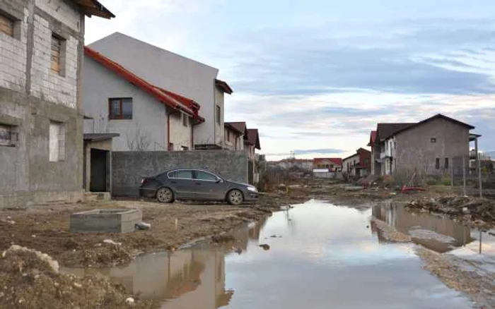 Străzi pline de gopi şi noroaie în cel mai nou cartier din Slobozia FOTO: Mădălin Sofronie