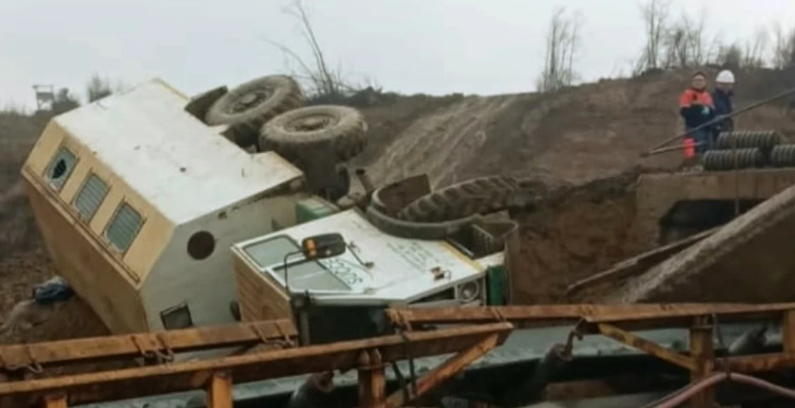 Camionul răsturnat la cariera Jilț. Foto Arhivă