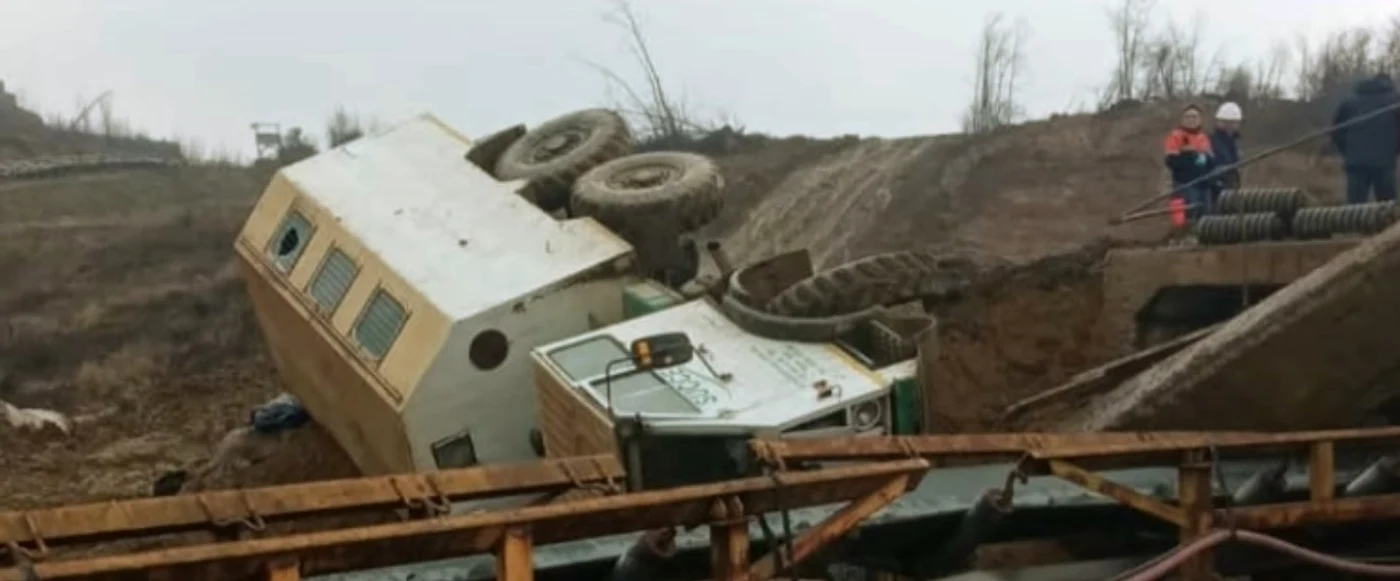 Autocamionul s-a răsturnat lângă o bandă de transport cărbune