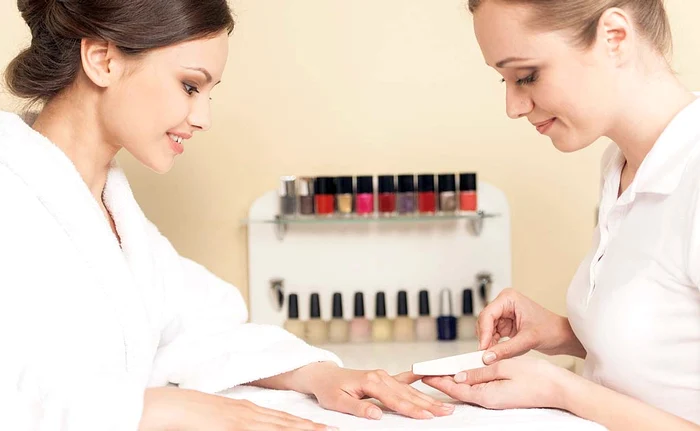 
    Jessica e celebră atât  la noi, cât şi pes­­te hotare. A lucrat 8 ani la Casa Albă şi i-a făcut unghiile inclusiv prinţesei Diana  