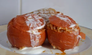 rosii si ardei umpluti jpeg