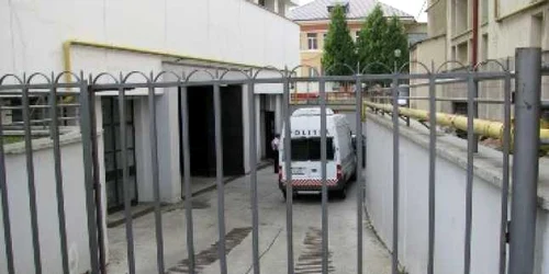 Bacău: Băcăuan arestat pentru că a tâlhărit doi italieni