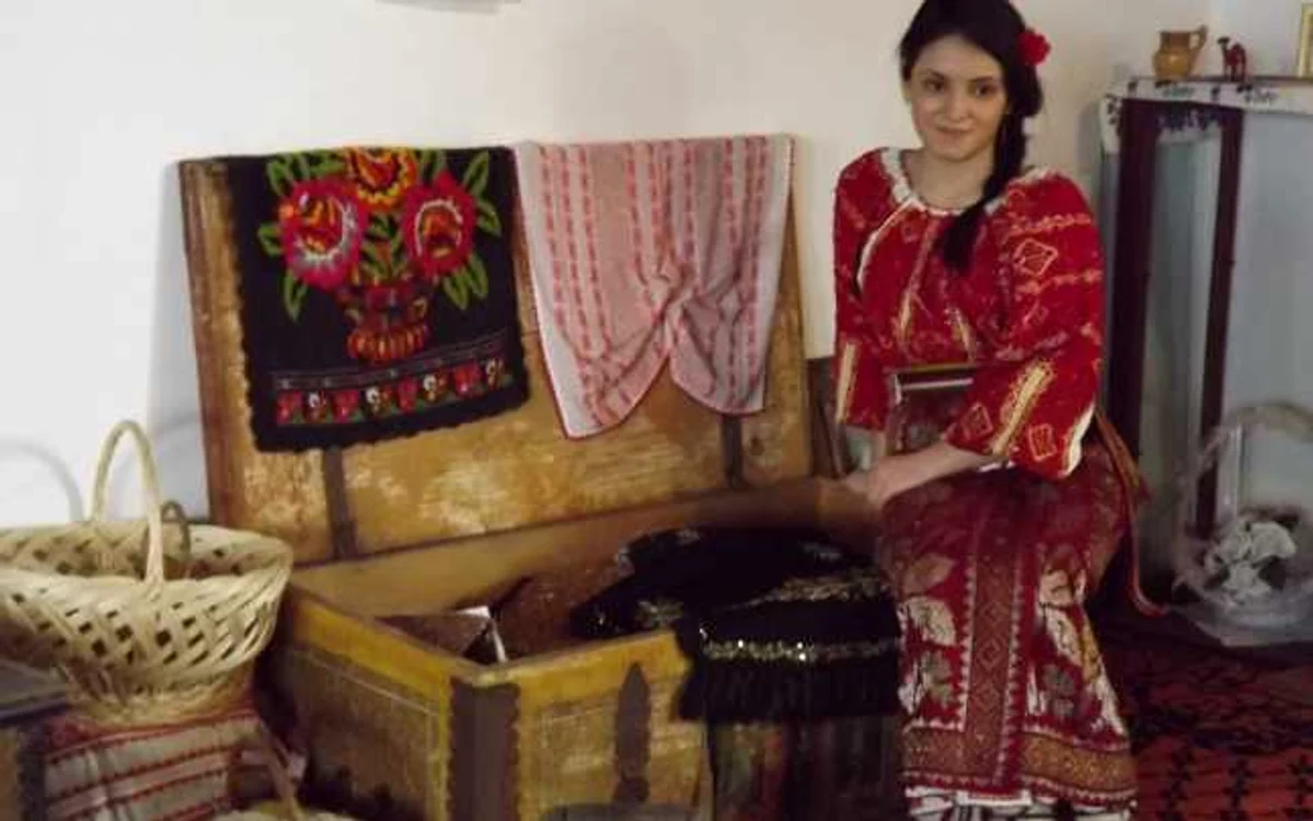 100 de costume populare este numărul estimativ al costumelor pe care le are Cristina Ilie în colecţie FOTO Adevărul