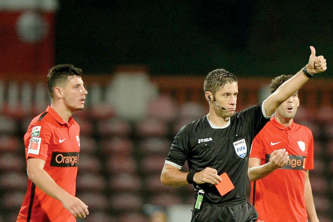 
    Radu Petrescu e primul arbitru de la Alexandru Tudor care elimină 3 jucători de la aceeaşi echipă în Liga 1. În 2010 – 2011 Tudor a arătat patru roşii la ASA – Steaua, dintre care trei gazdelorFoto: Mediafax  