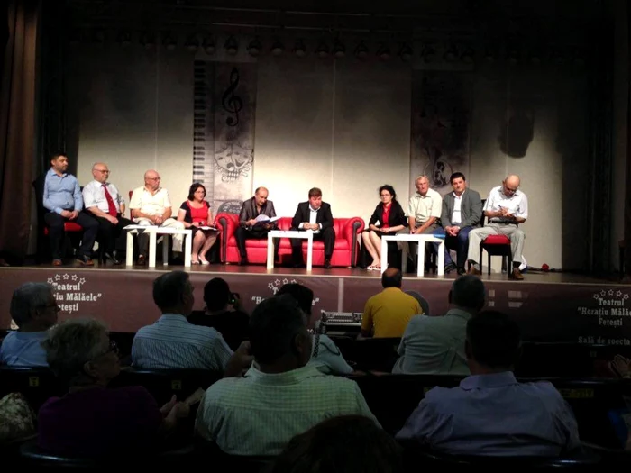 Autorii monografiei municipiului Feteşti, pe scena teatrului „Horaţiu Mălăele"