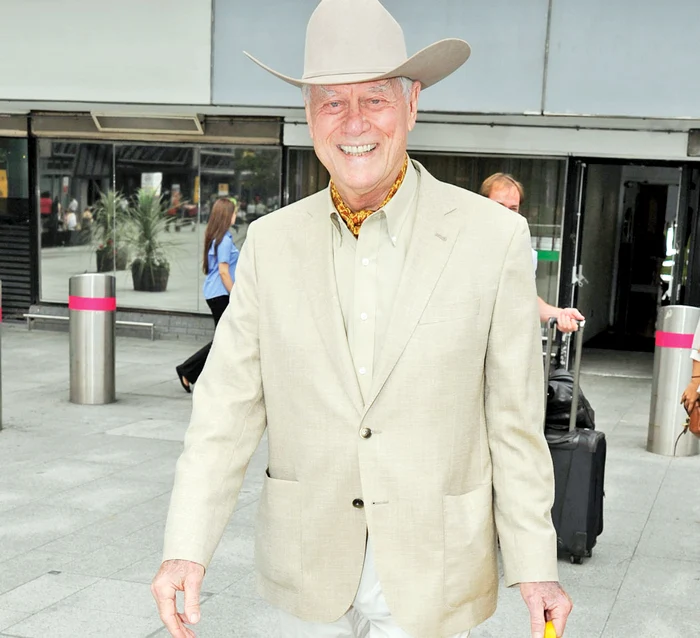 Plin de viaţă, J.R. a făcut senzaţie, ieri, pe aeroportul Heathrow din Londra, cu paporniţa lui galbenă