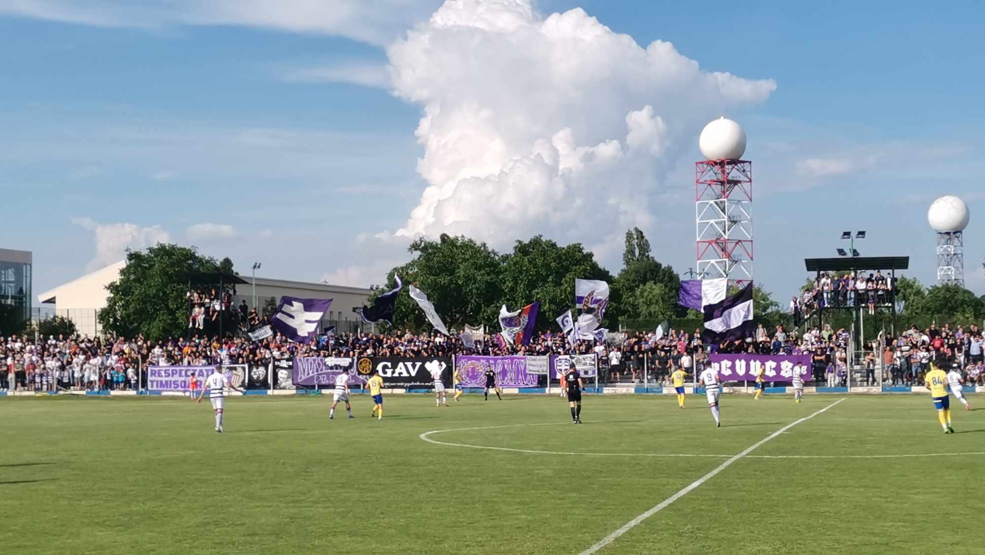 Politehnica lui Paul Codrea a fost învinsă acasă în barajul de promovare în Liga a 2-a. Vecinii de la Ghiroda au obținut o victorie zdrobitoare. Politehnica lui Paul Codrea a fost învinsă acasă în barajul de promovare în Liga a 2-a. Vecinii de la Ghiroda au obținut o victorie zdrobitoare.