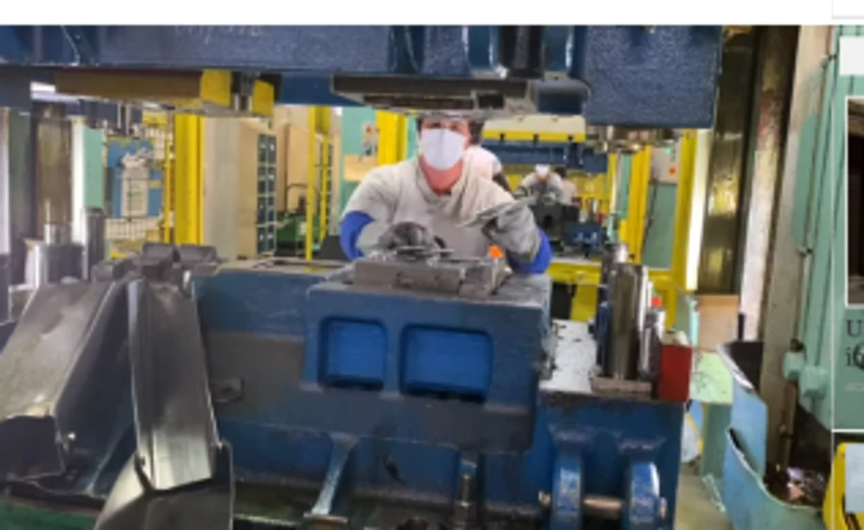 Unul dintre muncitorii întorşi la serviciu marţi, 21 aprilie FOTO YouTube/ vladbarza