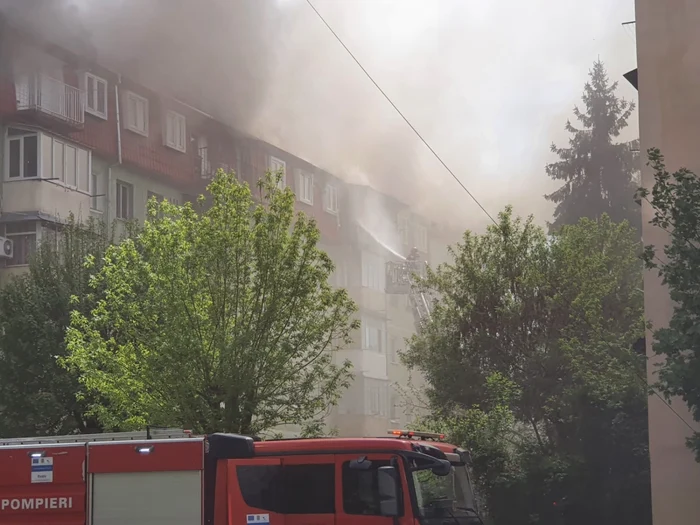 Mansarda unui bloc din Ostroveni - Râmnicu Vâlcea în flăcări Foto ISU Vâlcea