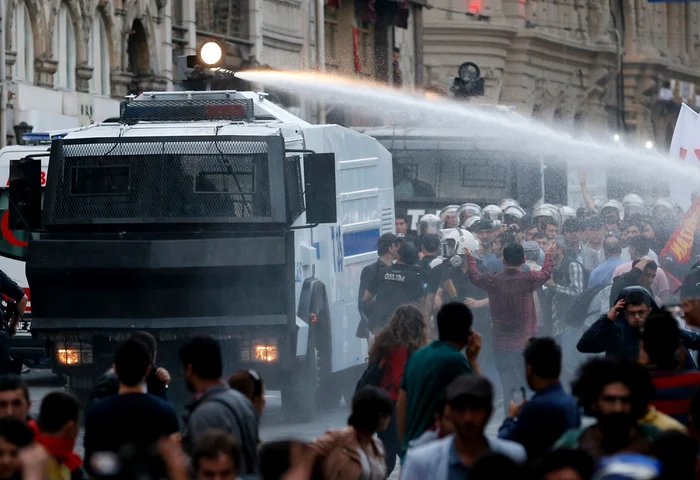 
    Poliţia a folosit pe lângă tunurile cu apă şi muniţie de război (foto Reuters)  