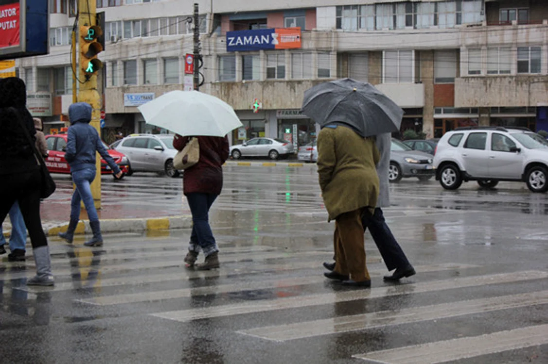 
    Nu plecați de acasă fără umbrelă!  