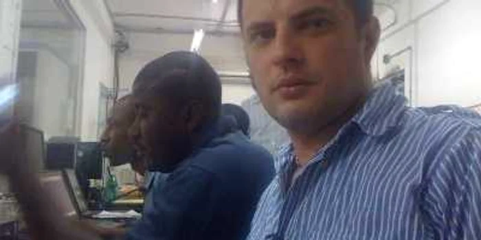 Emanuel Petruţ în biroul companie Digi Cel din capitala Haiti