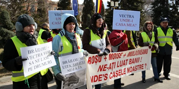 Protestatarii au venit în faţa Prefecturii