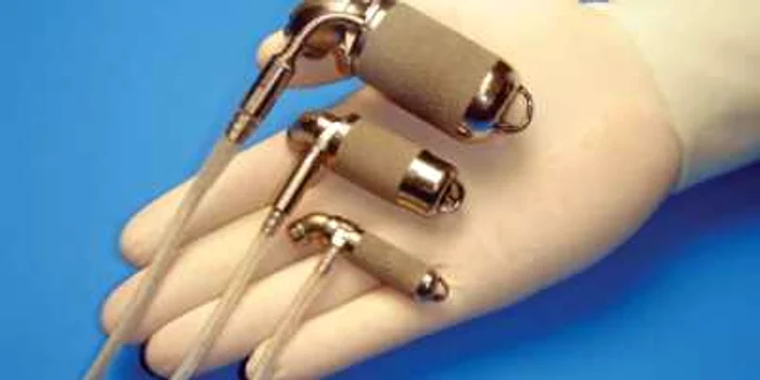 Inima artificială pentru copii arată ca o pompă hidraulică                 