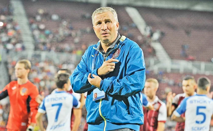 
    Dan Petrescu n-a făcut treaba, dar a luat banii chinezilor şi peste trei meciuri va fi liber de contract, gata să se întoarcă la campioanăFoto: Mediafax  