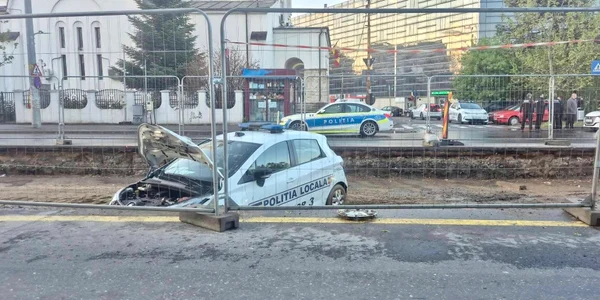Polițist local rănit după ce a ajuns cu mașina pe linia de tramvai aflată în reparații